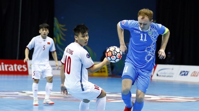 Tuyển Futsal Việt Nam (áo trắng) dừng bước sau trận thua Futsal Uzbekistan. (Nguồn: AFC)