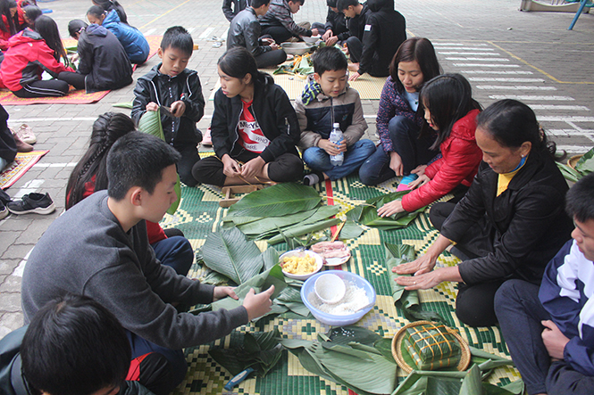 Háo hức tập gói bánh.