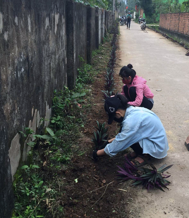 Đoàn viên thanh niên xã Thuận Đức (TP. Đồng Hới) trồng hoa làm đẹp các tuyến đường liên thôn trê địa bàn.