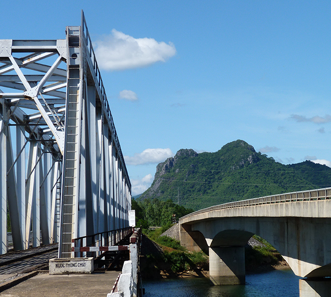 Di tích danh thắng cầu Long Đại, núi Thần Đinh.