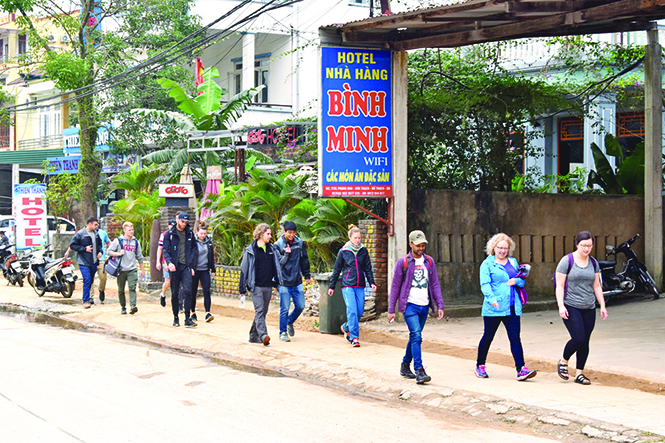 Khách Tây đi du lịch đón Giáng sinh và năm mới 2018 tại Quảng Bình.