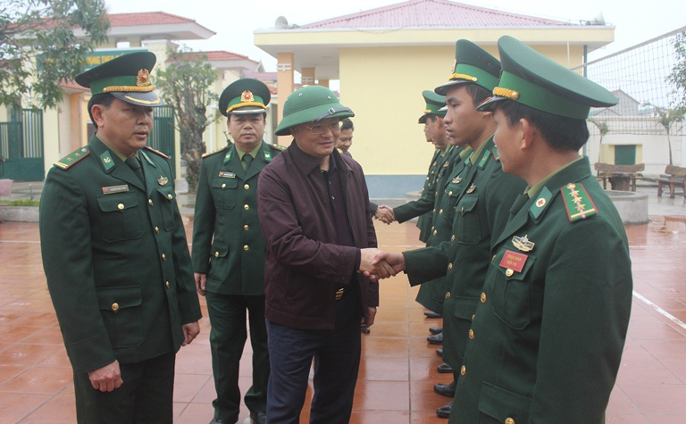  Đồng chí  Lê Minh Ngân, Phó Chủ tịch UBND tỉnh thăm cán bộ, chiến sĩ Hải đội 2.