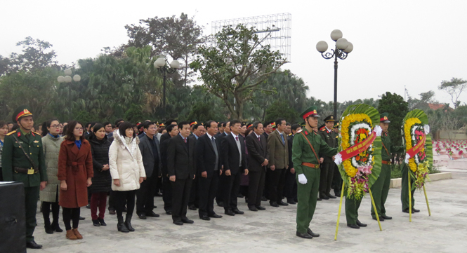 Lễ viếng, đặt vòng hoa và dâng hương tại Nghĩa trang Liệt sỹ Ba Dốc.