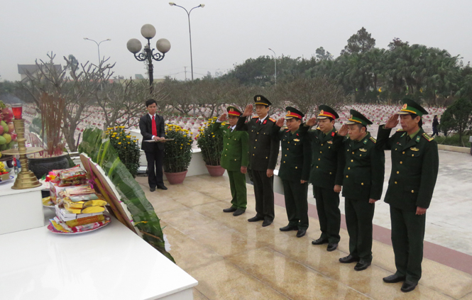 Đoàn đại biểu của lực lượng vũ trang tỉnh đặt vòng hoa kính cẩn nghiêng mình trước anh linh các anh hùng liệt sỹ.