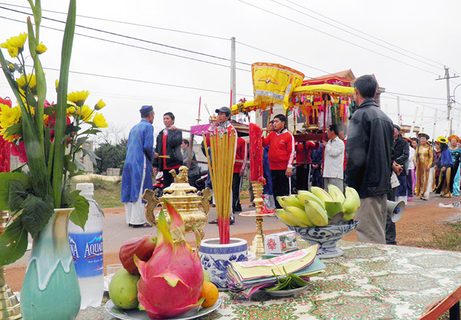 Về nhà là về với hội hè làng xóm.