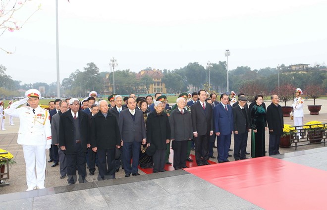 Lãnh đạo Đảng, Nhà nước đặt vòng hoa và vào Lăng viếng Chủ tịch Hồ Chí Minh. (Nguồn: TTXVN)