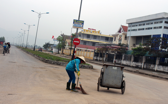 Các chị lao công khẩn trương dọn dẹp vệ sinh những ngày giáp Tết.