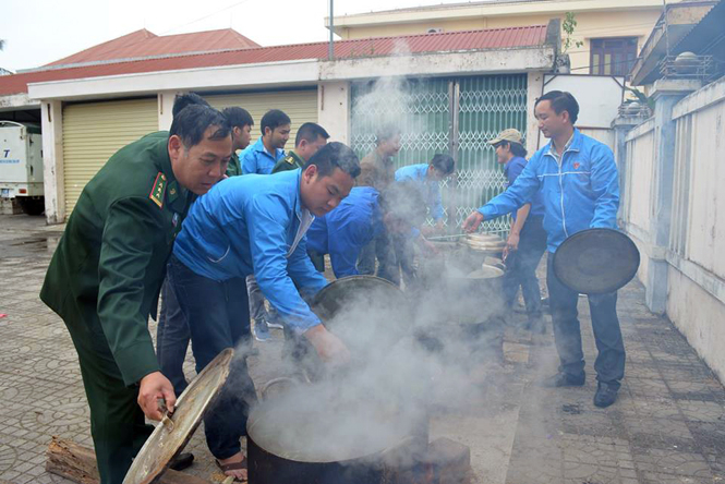 Bánh chưng yêu thương cho người nghèo, nạn nhân chất độc da cam lên bếp