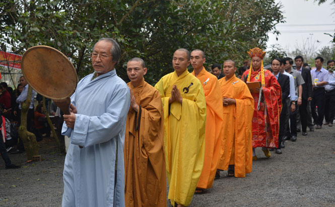 Đại diện lãnh đạo các đơn vị, địa phương và trụ trì chùa Kim Phong  rước lễ cầu an. 