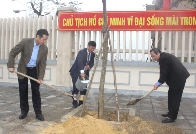  Đồng chí Hoàng Đăng Quang, Ủy viên Trung ương Đảng, Bí thư Tỉnh ủy, Chủ tịch HĐND tỉnh và đồng chí Trần Công Thuật PHó Bí thư Thường trực Tỉnh ủy, Trưởng Đoàn ĐBQH tỉnh tham gia trồng cây xanh.