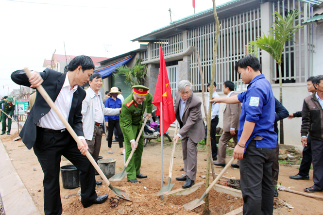 Các đồng chí lãnh đạo huyện tham gia trồng cây dọc trục đường Trần Hưng Đạo.