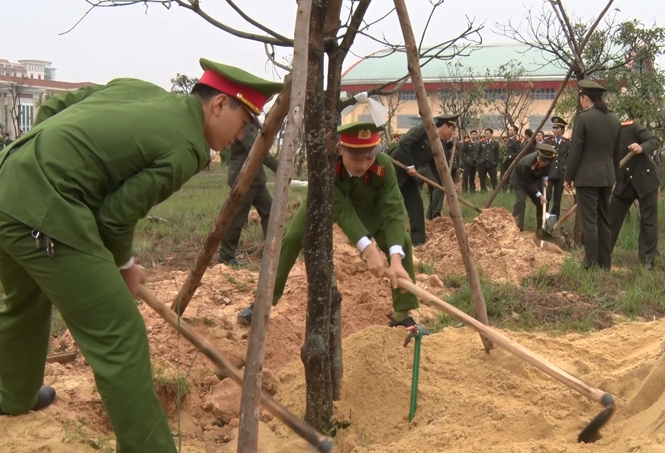 Cán bộ, chiến sỹ Công an tỉnh trồng cây xanh