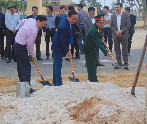 Lãnh đạo huyện Quảng Trạch tham gia 