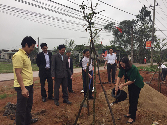 Các đồng chí lãnh đạo và cán bộ, nhân dân thị xã Ba Đồn hưởng ứng lễ phát động Tết trồng cây xuân Mậu Tuất 2018