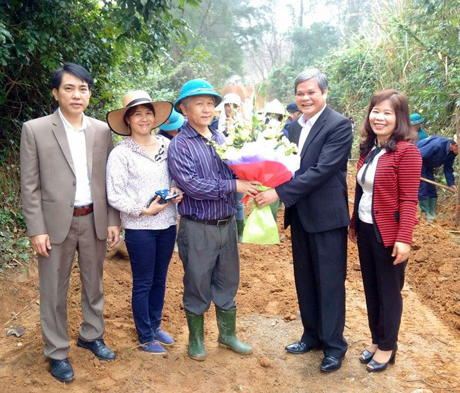 Lãnh đạo LĐLĐ tỉnh thăm và tặng quà cán bộ, công nhân lao động Công ty Cổ phần Lệ Ninh