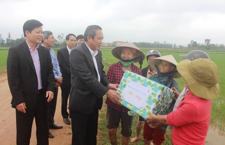 Đồng chí Bí thư Tỉnh ủy Hoàng Đăng Quang kiểm tra sản xuất và tặng quà bà con nông dân xã Võ Ninh 