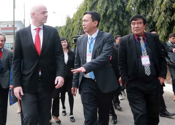  Ông Trần Quốc Tuấn (giữa) trò chuyện với chủ tịch FIFA Gianni Infantino khi ông Infantino thăm Việt Nam hôm 8-2. Ảnh: NAM KHÁNH