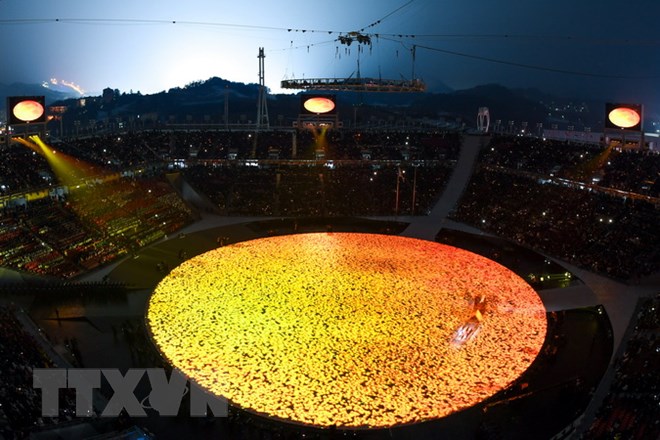 Màn trình diễn ánh sáng rực rỡ tại lễ khai mạc Olympic PyeongChang 2018. (Nguồn: AFP/TTXVN)