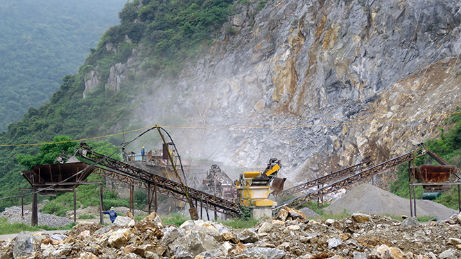 Một cơ sở khai thác đá làm vật liệu xây dựng thông thường.