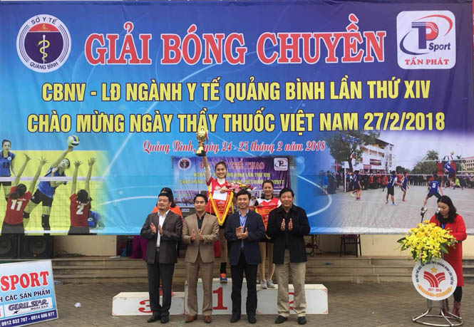 Ban Tổ chức trao giải cho đội bóng chuyền nữ.