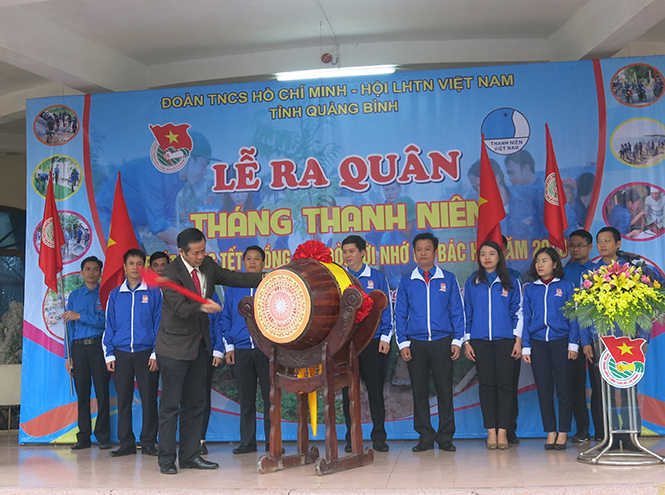 Đồng chí Trần Công Thuật, Phó Bí thư Thường trực Tỉnh uỷ, Trưởng đoàn Đại biểu Quốc hội tỉnh đánh trống phát động ra quân “Tết trồng cây đời đời nhớ ơn Bác Hồ