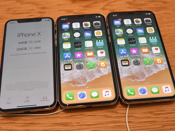 Điện thoại iPhone X của Apple được giới thiệu tại Singapore ngày 3-11-2017. (Nguồn: AFP/TTXVN)