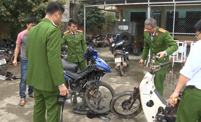 Công an huyện Bố Trạch và Phòng Kỹ thuật hình sự, Công an tỉnh khám nghiệm phương tiện gây ra vụ TNGT vào tối 25-2.