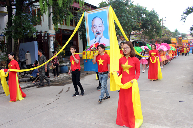  Đoàn rước kiệu Thần Hoàng từ Đình Thờ Tổ đi đường một chiều vòng về đường chính thôn Đông Tỉnh, Đông Dương, Đông Cảng.