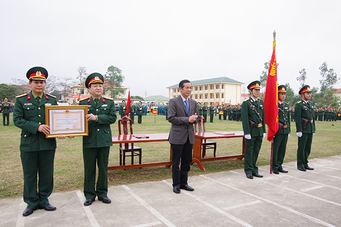 Thừa ủy quyền của Chủ tịch nước, đồng chí Phó Bí thư Thường trực Tỉnh ủy Trần Công Thuật trao Huân chương Bảo vệ Tổ quốc hạng Ba cho Bộ chỉ huy Quân sự tỉnh.