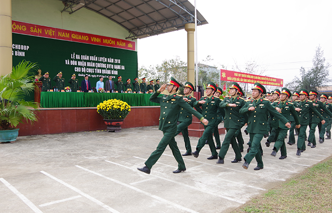 Diễu duyệt đội ngũ biểu dương lực lượng tại lễ ra quân huấn luyện.  Ảnh: Hoàng Cuối