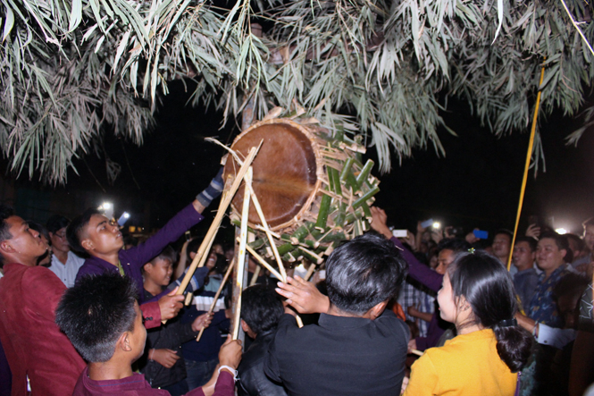 Những thanh niên khoẻ mạnh thi nhau trổ tài đánh trống.