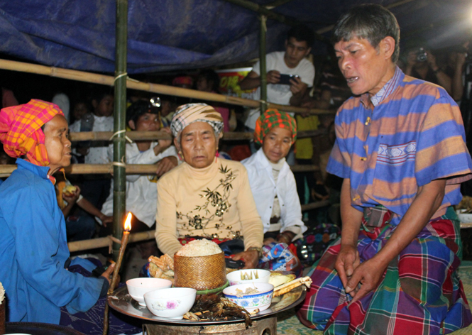 Già làng Đinh Xon làm lễ cúng Giàng.