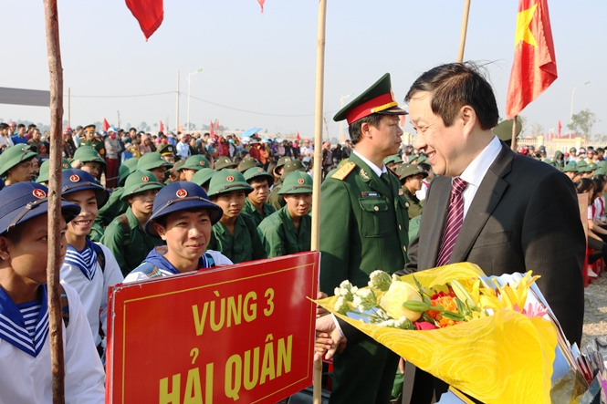  Nguyễn Xuân Quang, Ủy viên Ban Thường vụ Tỉnh ủy, Phó Chủ tịch Thường trực UBND tỉnh tặng hoa và động viên các tân binh trước lúc lên đường làm nhiệm vụ.