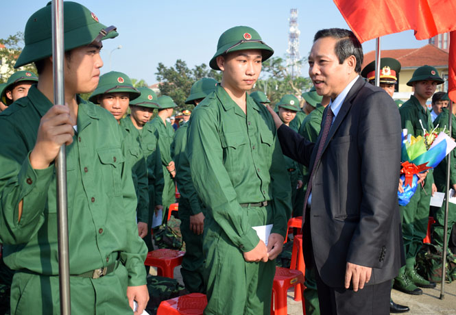  Đồng chí Hoàng Đăng Quang, Ủy viên Ban Chấp hành Trung ương Đảng, Bí thư Tỉnh ủy chúc và động viên các tân binh vững bước hoàn thành tốt nhiệm vụ xây dựng và bảo vệ Tổ quốc.