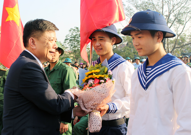 Đồng chí Nguyễn Hữu Hoài, Phó Bí thư Tỉnh uỷ, Chủ tịch UBND tỉnh, Chủ tịch Hội đồng NVQS tỉnh tặng hoa động viên các tân binh.