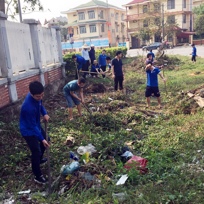  Đoàn viên thanh niên dọn vệ sinh xung quanh khuôn viên đơn vị, doanh nghiệp của mình