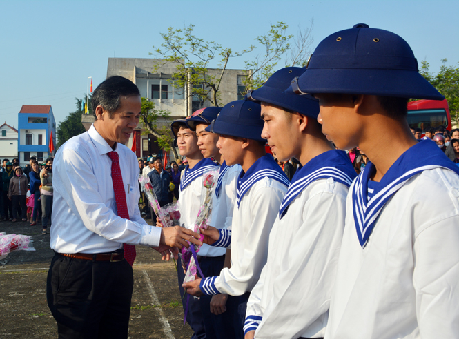 Đồng chí Trần Công Thuật, Phó Bí thư Thường trực Tỉnh ủy, Trưởng đoàn đại biểu Quốc hội tỉnh tặng hoa, động viên các tân binh huyện Quảng Ninh trước lúc lên đường làm nhiệm vụ.