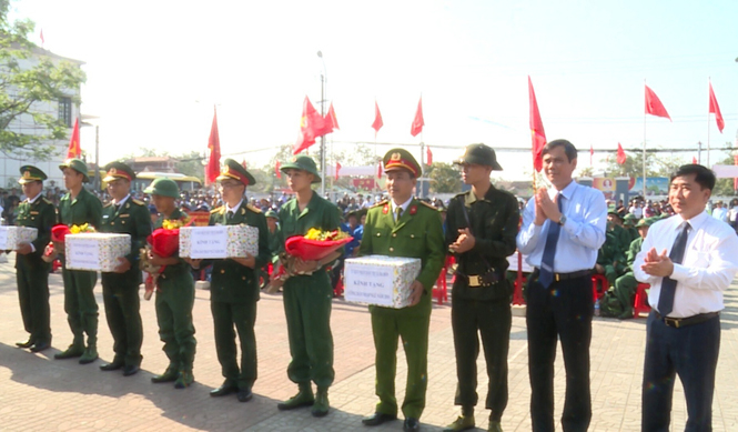  Đồng chí Trần Thắng, Bí thư Thị uỷ Ba Đồn và đại diện lãnh đạo các ban, ngành, UBND thị xã Ba Đồn tặng hoa, quà cho tân binh