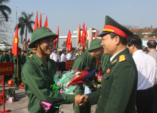 Đại tá Hoàng Xuân Vĩnh, Chính ủy Bộ CHQS tỉnh bắt tay động viên các tân binh lên đường nhập ngũ.