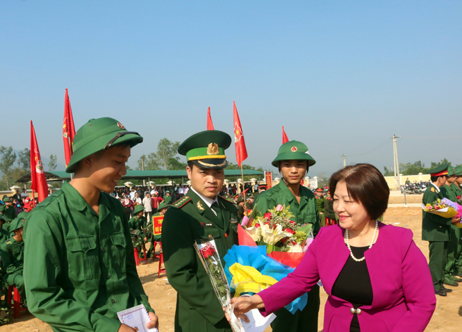 Đồng chí Nguyễn Thị Thanh Hương, Phó Chủ tịch Thường trực HĐND tỉnh tặng hoa cho các tân binh trước lúc lên đường nhập ngũ.