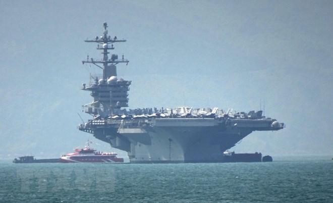 Tàu sân bay USS Carl Vinson neo tại vịnh Đà Nẵng. (Ảnh: Trần Lê Lâm/TTXVN)