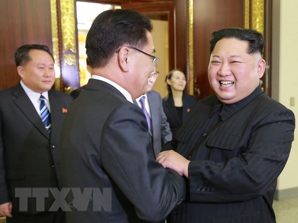 Nhà lãnh đạo Triều Tiên Kim Jong-un (phải) trong cuộc gặp với đoàn đặc phái viên Tổng thống Hàn Quốc Moon Jae-in tại Bình Nhưỡng. (Nguồn: Yonhap/TTXVN)