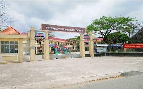 Trường Tiểu học Bình Chánh- nơi xảy ra vụ việc cô giáo phải quỳ gối trước phụ huynh (ảnh: NLĐ)