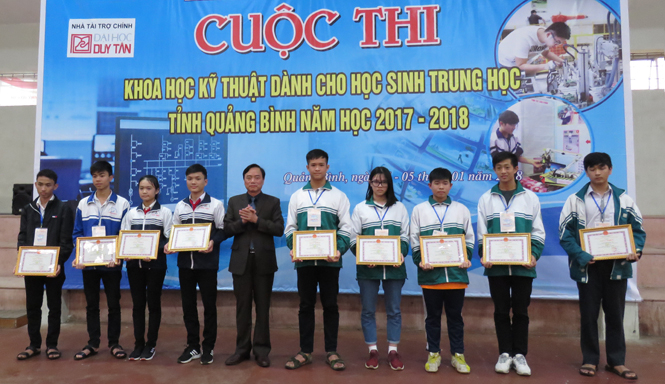 Giám đốc Sở GD-ĐT Đinh Quý Nhân trao thưởng cho các dự án đạt giải nhì tại cuộc thi cấp tỉnh vừa qua.