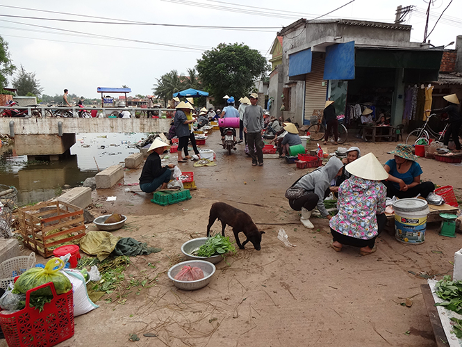 Cảnh mua bán, trao đổi hàng hóa lộn xộn, mất an toàn giao thông ở khu vực cầu Chợ.