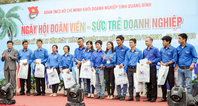 Đoàn Khối Doanh nghiệp trao quà cho các thanh niên công nhân có hoàn cảnh khó khăn