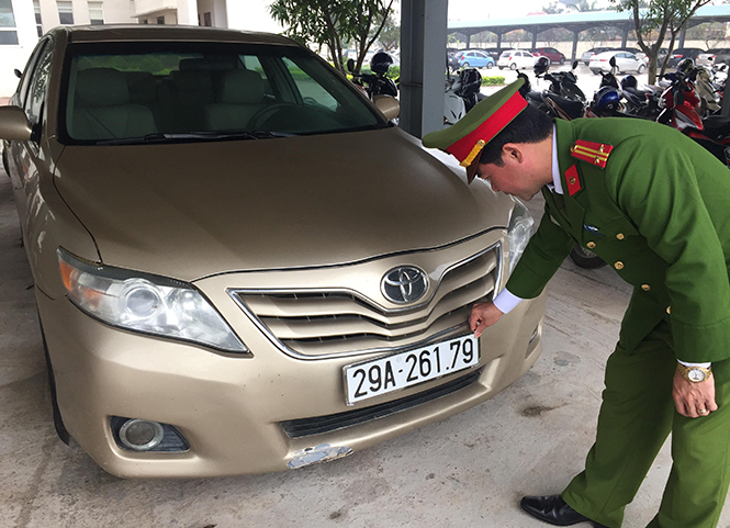 Chiếc xe Camry-LE có dấu hiệu nhập lậu từ nước ngoài về.