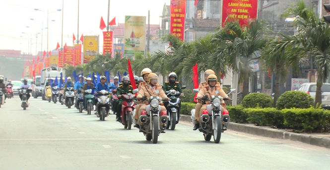    Diễu hành, cổ động, tuyên truyền pháp luật về bảo đảm ATGT trên các tuyến đường chính của thị xã Ba Đồn.