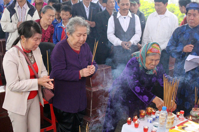 Những người mẹ, người vợ trước anh linh 64 anh hùng, liệt sỹ Gạc Ma.