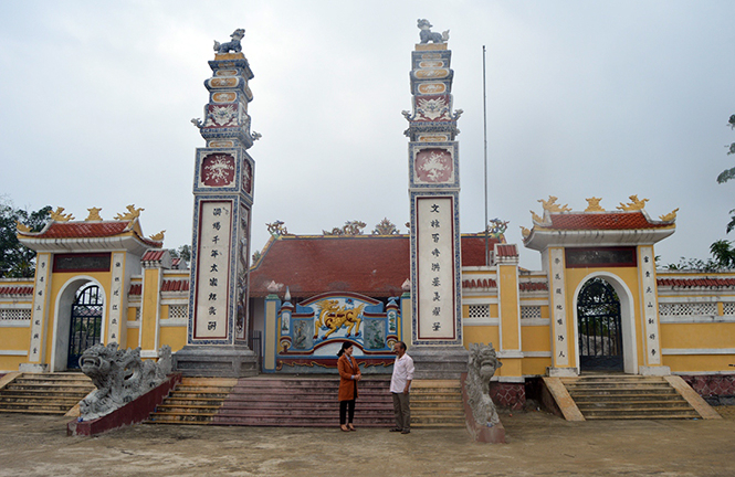 Đình làng La Hà, nơi hàng năm vào rằm tháng Giêng, người dân tổ chức ngày hội làng và lễ hội chọi gà.